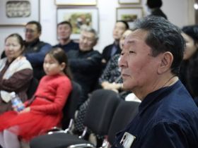 Живописец Федот Макаров подарил НХМ картины якутского снайпера и охотника