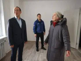 Айсен Николаев вручил ключи от новых квартир переселенцам из аварийного жилья в Алданском районе