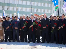 Глава Якутии возложил цветы к памятнику Платону Ойунскому