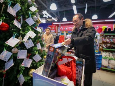 «Елка добра»: Айсен Николаев купил подарки для воспитанников коррекционной школы