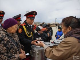 Минута молчания, новобранцы и гречка: в Якутске прошла церемония памяти в честь Дня Победы