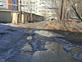 Все еще не «город белых кроссовок»: как выглядят улицы и дворы Якутска весной