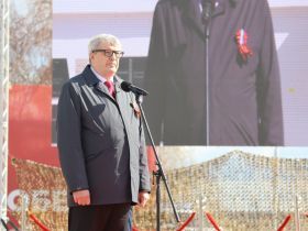 В Якутске торжественно подняли символ Знамени Победы