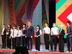 В День народного единства в Якутске юным якутянам вручили первые паспорта