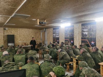 Мирнинский театр представил спектакль «Русский крест» на передовой