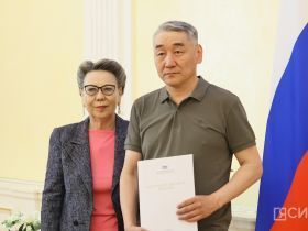 Государственные награды вручили медицинским работникам Якутии