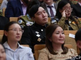 В Якутске провели торжественное заседание общественности ко Дню республики