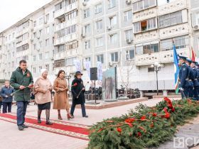 Якутяне возложили цветы к мемориальному комплексу «Солдат Туймаады»