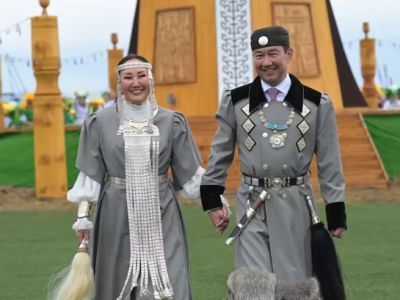 Видео: глава Якутии и его супруга на Ысыахе Олонхо