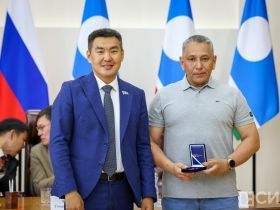 Госнаграды вручили журналистам Якутии в День национальной печати