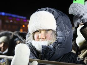 На площади Орджоникидзе зажгли ёлку Якутска