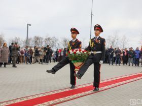 Минута молчания, новобранцы и гречка: в Якутске прошла церемония памяти в честь Дня Победы