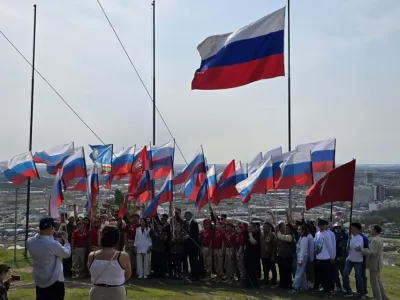 В День России на смотровой площадке Якутской ГРЭС-2 подняли флаг РФ