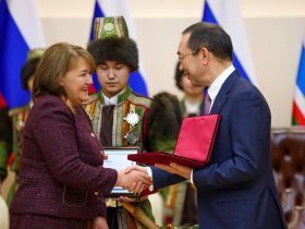 Айсен Николаев вручил государственные награды отличившимся якутянам