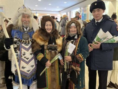 Якутские полицейские поздравили народных мастериц с наступающим 8 Марта