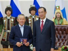 Глава Якутии вручил государственные награды