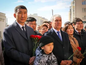 В День республики в Якутске почтили память Василия Никифорова-Кюлюмнюра