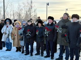 Жители Хангаласского улуса почтили память первого президента Якутии Михаила Николаева