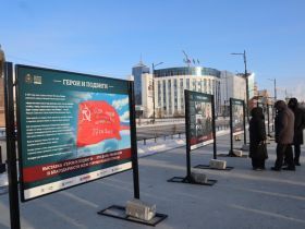 В центре Якутска открыли выставку «Герои и подвиги»