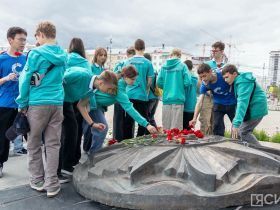 В Якутске юные дипломаты почтили память героев Великой Отечественной войны