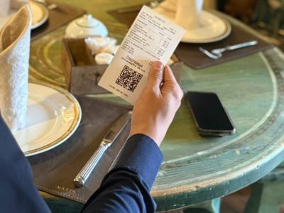 На речных круизах в Якутии можно поблагодарить официантов безналично