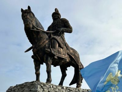 В Якутии открыли памятник Тыгын Дархану и его потомкам