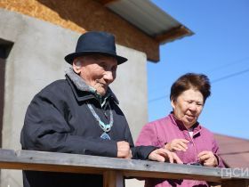 «Поём двором»: в Мархе поздравили 102-летнего ветерана Наума Слепцова