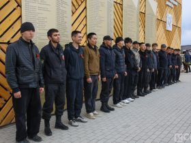 Минута молчания, новобранцы и гречка: в Якутске прошла церемония памяти в честь Дня Победы