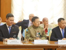 Айсен Николаев вручил дипломы выпускникам программы «Якутия – земля героев»