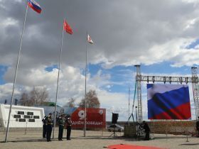 В Якутске торжественно подняли символ Знамени Победы