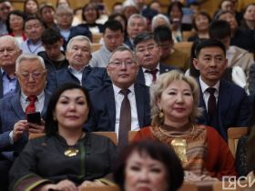 В Якутске провели торжественное заседание общественности ко Дню республики