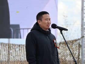 В Якутске торжественно подняли символ Знамени Победы