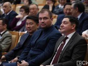 В Якутске провели торжественное заседание общественности ко Дню республики
