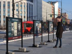 В центре Якутска открыли выставку «Герои и подвиги»