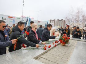 Минута молчания, новобранцы и гречка: в Якутске прошла церемония памяти в честь Дня Победы