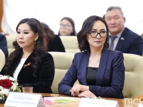 Высокие награды и почётные звания вручили якутянкам в преддверии 8 Марта