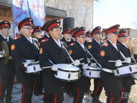 «Поём двором»: в Мархе поздравили 102-летнего ветерана Наума Слепцова