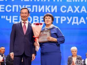 Айсен Николаев наградил 50 якутян премией «Человек труда»