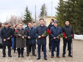 Айсен Николаев почтил память героев в Вилюйском районе