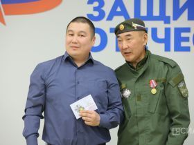 Якутянам вручили нагрудные знаки союза добровольцев Донбасса