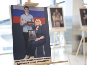 Фотовыставку «Семья героя» открыли в аэропорту Якутска