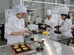 Участники «Вкуса Севера» приготовили меренгу с таежными ягодами и рыбные мини-пироги