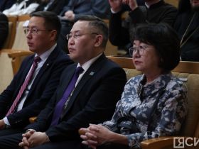 В Якутске провели торжественное заседание общественности ко Дню республики