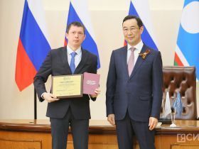 Айсен Николаев вручил дипломы выпускникам программы «Якутия – земля героев»