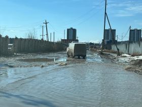 Все еще не «город белых кроссовок»: как выглядят улицы и дворы Якутска весной