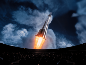 В День космонавтики Сбер устроил премьерный показ иммерсивного фильма «Шаг в бесконечность»