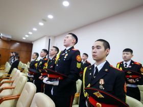 В преддверии Дня защитника Отечества Айсен Николаев вручил госнаграды участникам СВО