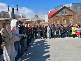 Якутяне возложили цветы к памятнику Степану Аржакову