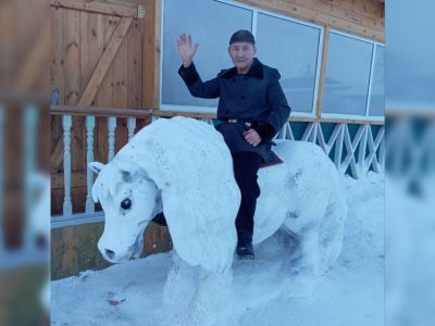 Реалистичные снежные фигуры создает ветеран спорта Якутии