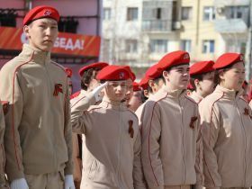 В Якутске торжественно подняли символ Знамени Победы